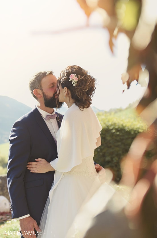 Mariage, Couple, Les futurs mariés s'embrassent, Vailly Haute Savoie -2019, Photographe Marie l'Amuse
