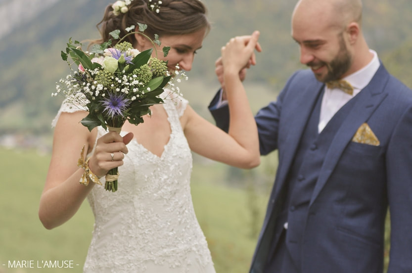 Mariage, Couple, Le marié rencontre sa future femme et regarde sa robe, Bellevaux Haute Savoie-2019, Photographe Marie l'Amuse