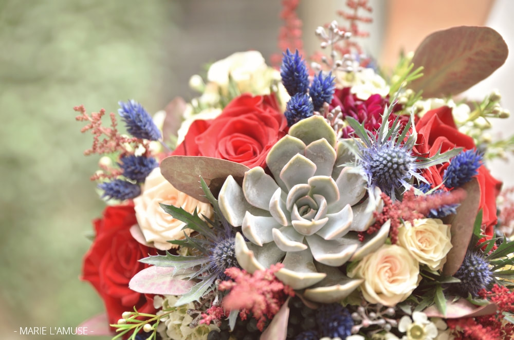 Mariage, Fleurs, Bouquet de mariée bleu blanc rouge rose succulente chardon, Avully Haute Savoie 2020, Photographe Marie l'Amuse