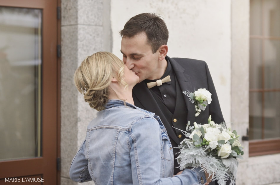 Mariage hivernal, Cérémonie, Les mariés s'embrassent à la sortie de la mairie, Bellevaux Haute Savoie 2019, Photographe Marie l'Amuse