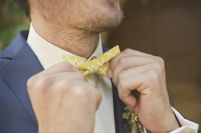 Mariage, Costume, Noeud papillon du marié jaune et blanc, Quintal Haute Savoie 2019, Photographe Marie l'Amuse
