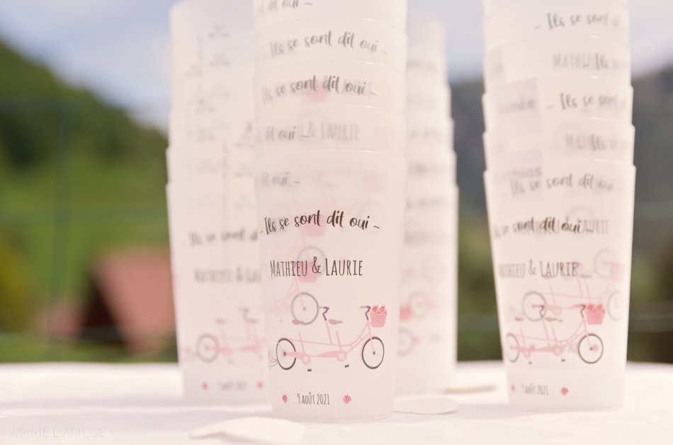 Mariage, Vin d'honneur, gobelet ecocup personnalisé en cadeau des mariés, Bellevaux Haute Savoie 2021, Photographe Marie l'Amuse