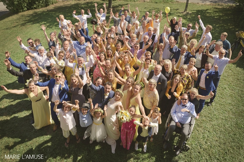Mariage, Cocktail, Photo des invités qui lèvent les bras vue d'en haut, Quintal Haute Savoie 2019, Photographe Marie l'Amuse