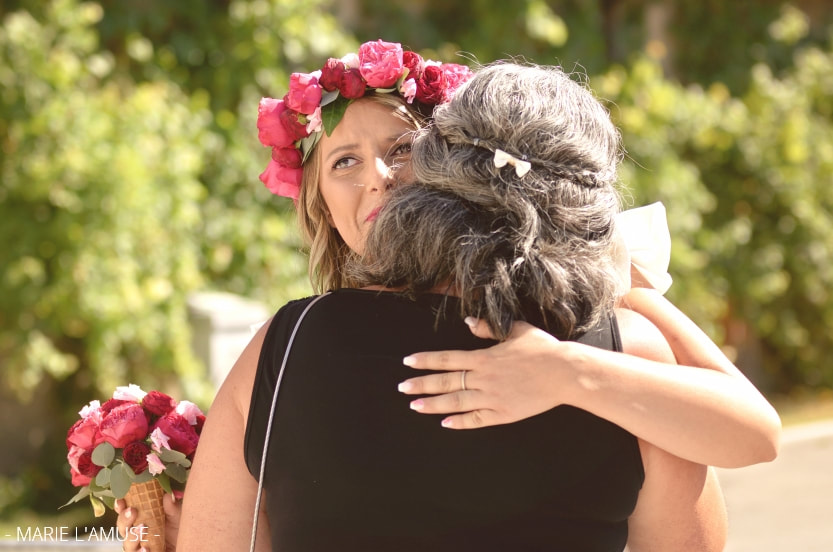 Mariage covid, Portrait, La mariée pleure avec sa témoin dans les bras, Vulbens Haute Savoie 2020, Photographe Marie l'Amuse
