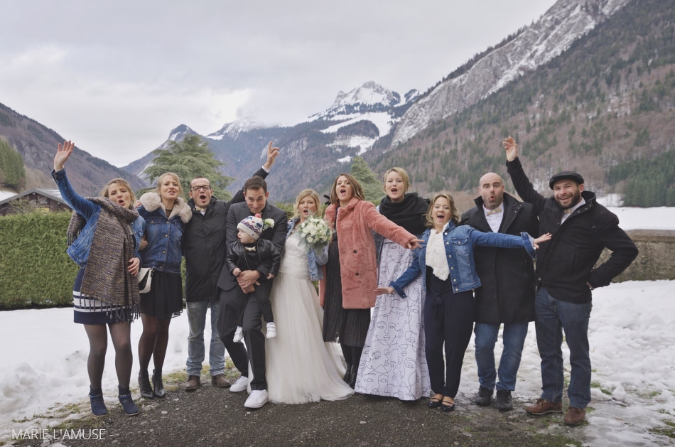 Mariage hivernal, Ambiance, Les mariés et leurs amis devant les montagnes enneigées, Bellevaux Haute Savoie 2019, Photographe Marie l'Amuse
