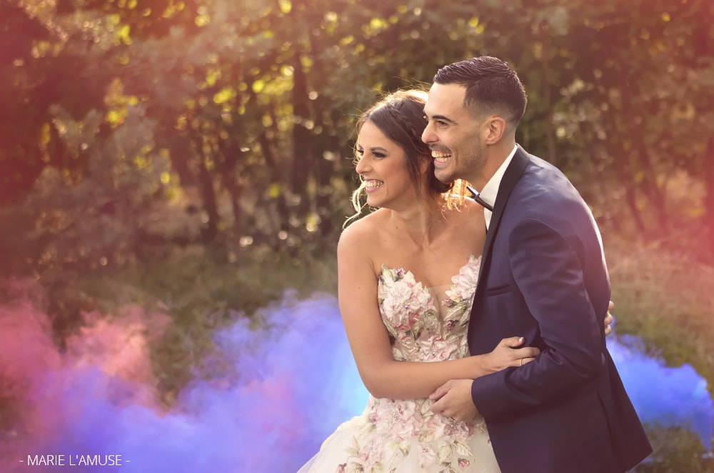 Mariage, Portrait, Les mariés rient devant les fumigènes de couleur, Allonzier Haute Savoie 2020, Photographe Marie l'Amuse
