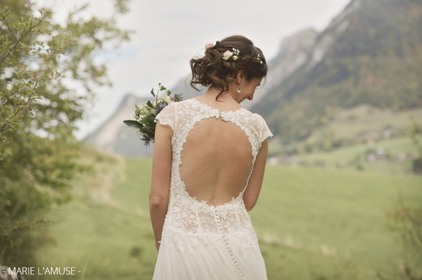 Mariage, Portrait, Robe en dentelle ouverte sur le dos de la future mariée, Bellevaux Haute Savoie-2019, Photographe Marie l'Amuse