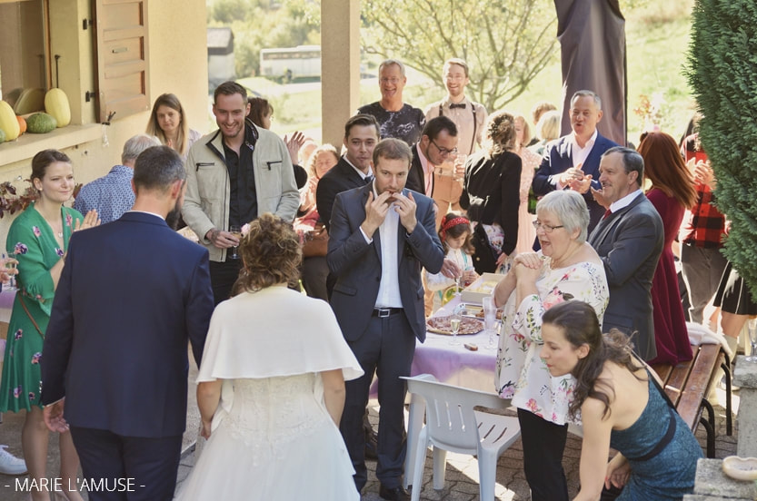 Mariage, Ambiance, Les invités découvrent les futurs mariés, Vailly Haute Savoie -2019, Photographe Marie l'Amuse
