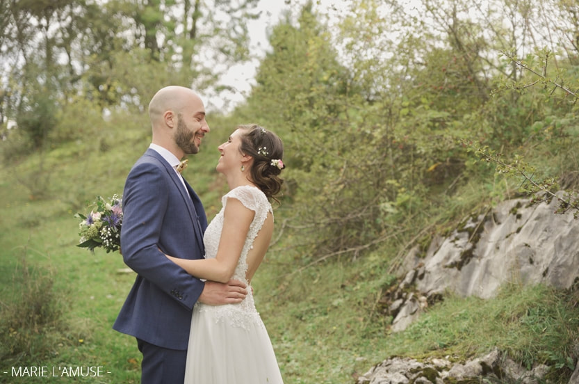 Mariage, Couple, Les futurs mariés se regardent dans un paysage de montagne, Bellevaux Haute Savoie-2019, Photographe Marie l'Amuse
