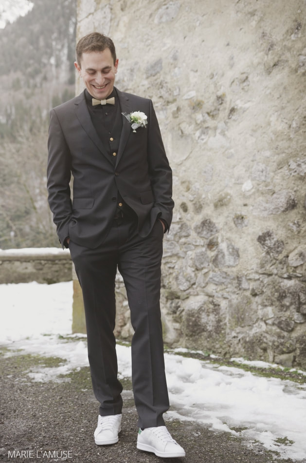 Mariage hivernal, Portrait, Le marié en costume et basket Stan Smith, Bellevaux Haute Savoie 2019, Photographe Marie l'Amuse
