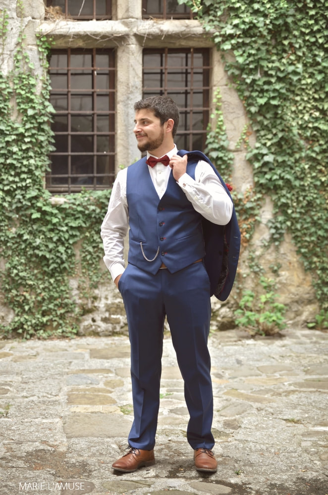 Mariage, Portrait, Le marié veste sur l'épaule et costume bleu, Avully Haute Savoie 2020, Photographe Marie l'Amuse
