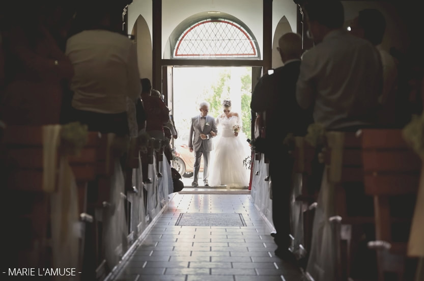 Mariage, Eglise, Entrée de la mariée et son papa, Arenthon Haute Savoie 2019, Photographe Marie l'Amuse