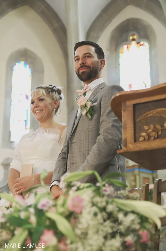 Mariage, Eglise, Mariés debout et fleurs au premier plan, Arenthon Haute Savoie 2019, Photographe Marie l'Amuse