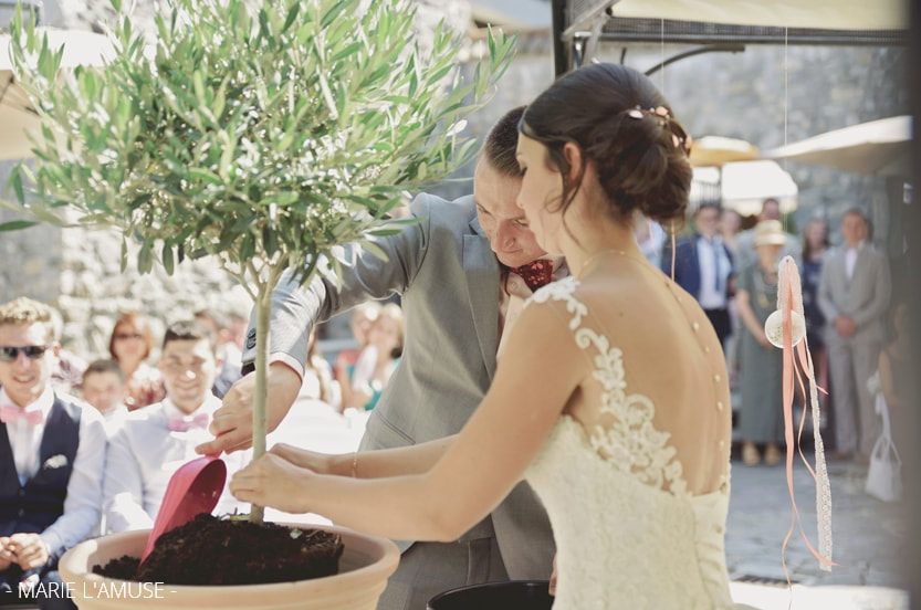 Mariage, Cérémonie, Les époux plantent un arbre dans la cour de la ferme du Château pour la célébration laïque, Draillant Haute Savoie 2019, Photographe Marie l'Amuse