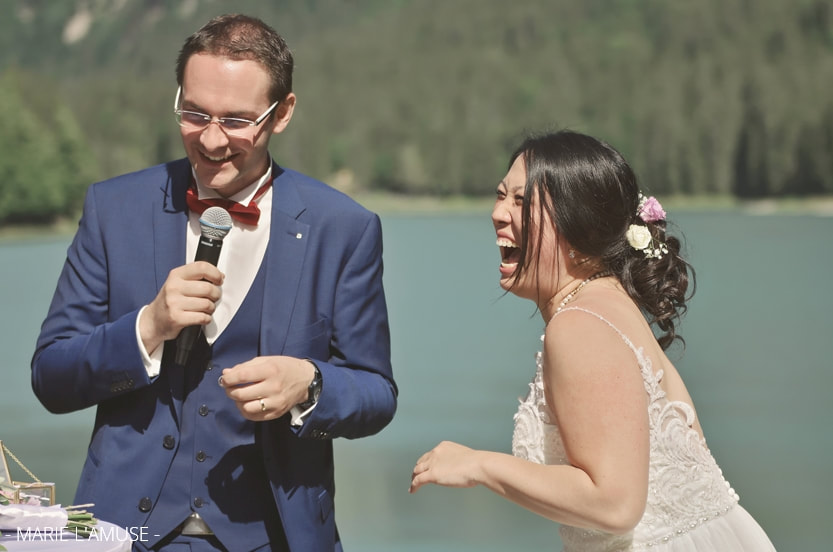 Mariage, Cérémonie, Discours du marié et mariée rigole lors de la célébration laïque au Domaine du Baron au bord du lac, Montriond Haute Savoie 2019, Photographe Marie l'Amuse