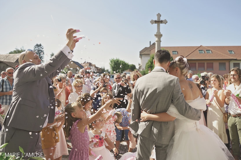 Mariage, Eglise, Invité jette des confettis sur les mariés à la sortie, Arenthon Haute Savoie 2019, Photographe Marie l'Amuse