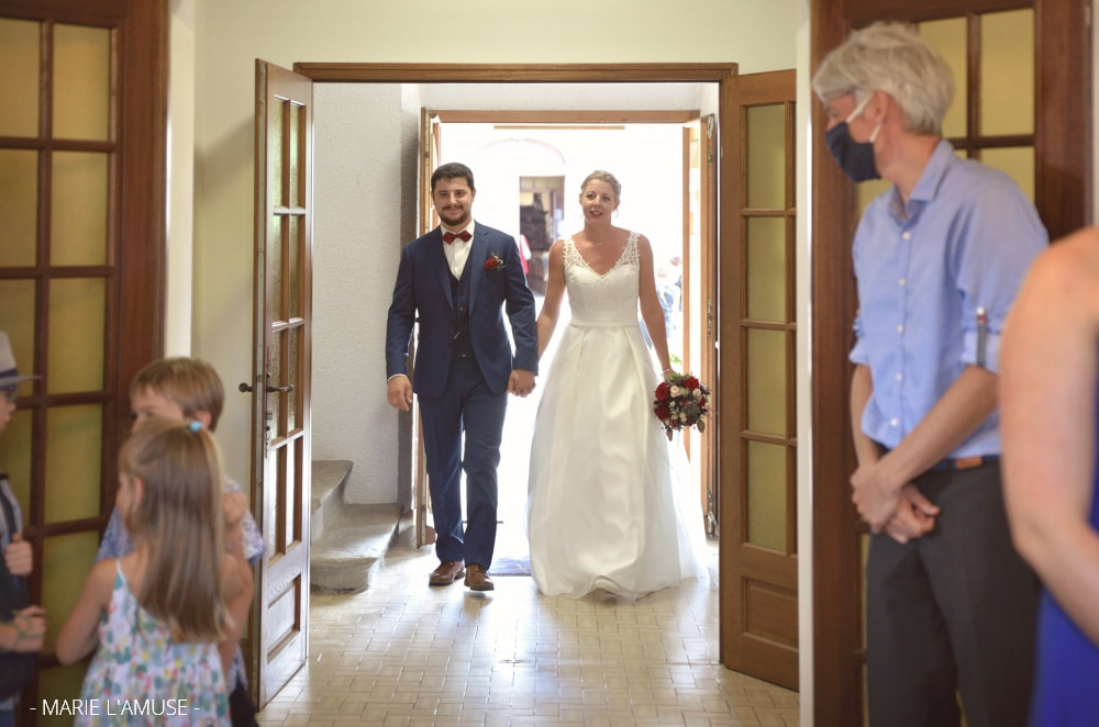 Mariage, Cérémonie, Entrée des mariés à la mairie, Brenthonne Haute Savoie 2020, Photographe Marie l'Amuse