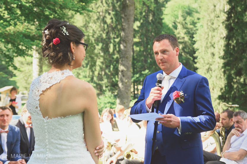 Mariage, Cérémonie, Discours du marié lors de la célébration laïque au Domaine du Baron au bord du lac, Montriond Haute Savoie 2017, Photographe Marie l'Amuse