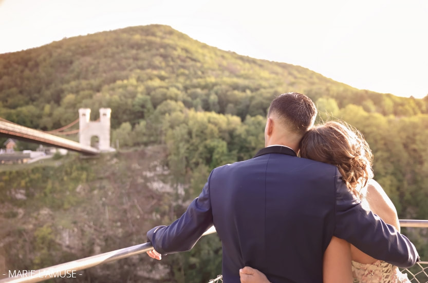 Mariage, Portrait, Le couple devant le Pont de la Caille, Allonzier Haute Savoie 2020, Photographe Marie l'Amuse