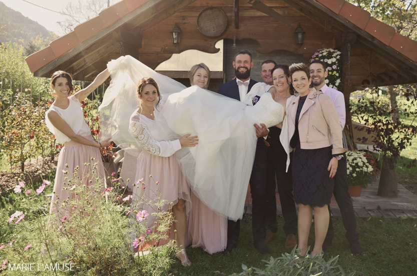 Mariage, Ambiance, Photo de groupe avec temoins et mariee dans leurs bras, Vailly Haute Savoie -2019, Photographe Marie l'Amuse
