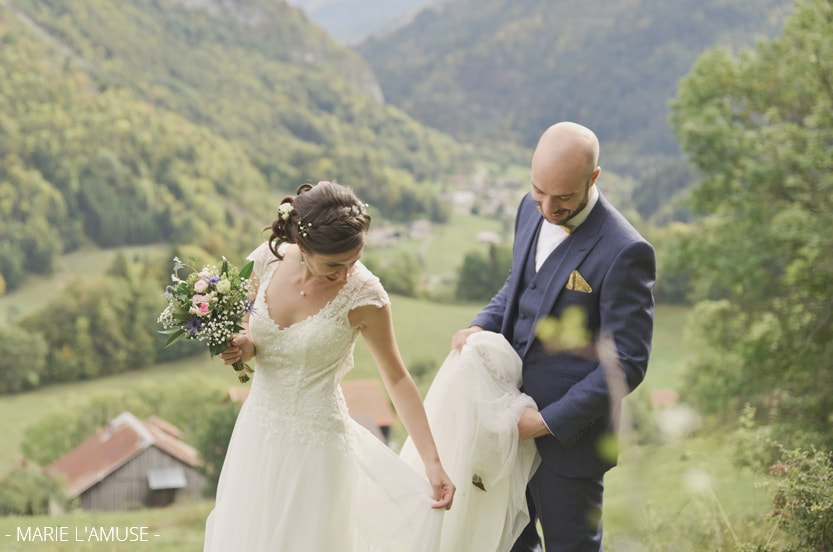 Mariage, Couple, Le marié aide à porter la robe de sa femme, Bellevaux Haute Savoie-2019, Photographe Marie l'Amuse