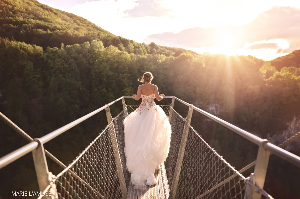 Mariage, Portrait, La mariée de dos sur la passerelle des ponts de la Caille, Allonzier Haute Savoie 2020, Photographe Marie l'Amuse
