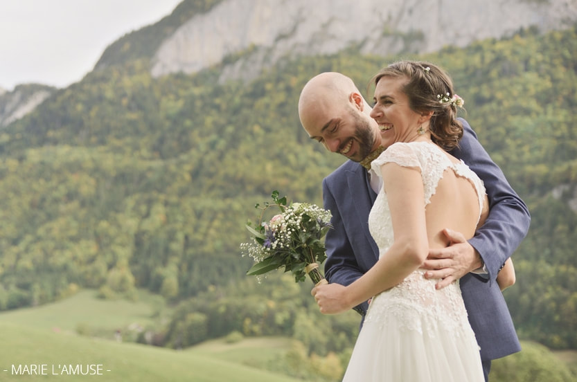Mariage, Couple, Les mariés rient dans un paysage sauvage de montagnes, Bellevaux Haute Savoie-2019, Photographe Marie l'Amuse
