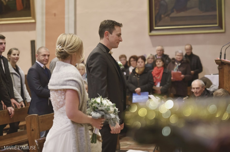 Mariage hivernal, Cérémonie, Les mariés devant l'autel lors de la célébration religieuse, Bellevaux Haute Savoie 2019, Photographe Marie l'Amuse
