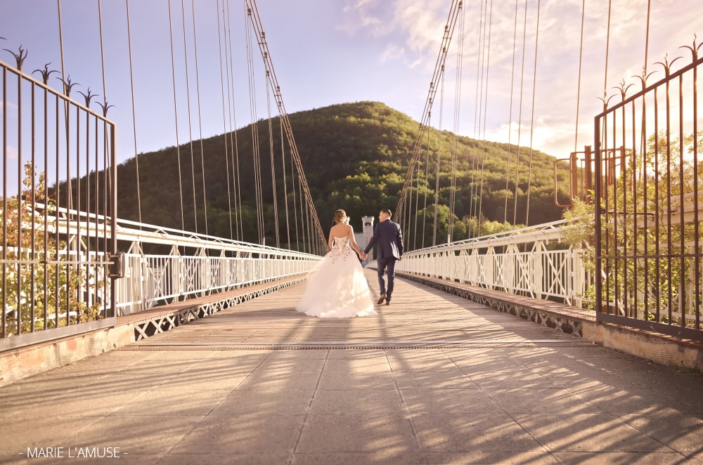 Mariage, Portrait, Le couple marche sur le pont de la Caille, Allonzier Haute Savoie 2020, Photographe Marie l'Amuse