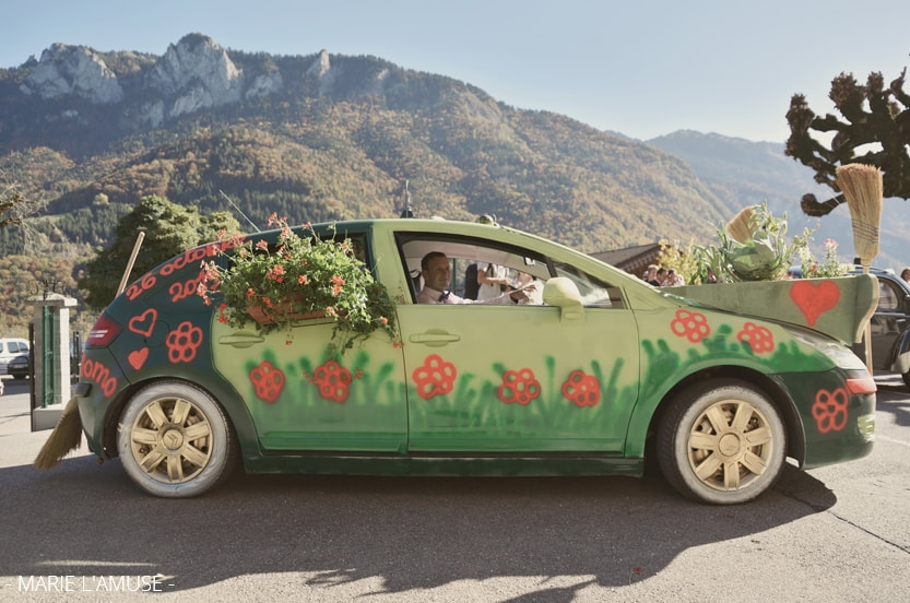 Mariage, Véhicule, La voiture balai fleurie et peinte, Vailly Haute Savoie -2019, Photographe Marie l'Amuse