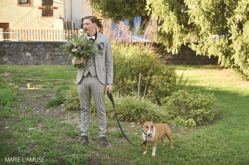 Mariage, Portrait, Le marié porte le bouquet et a son chien en laisse, Marignier Haute Savoie 2019, Photographe Marie l'Amuse