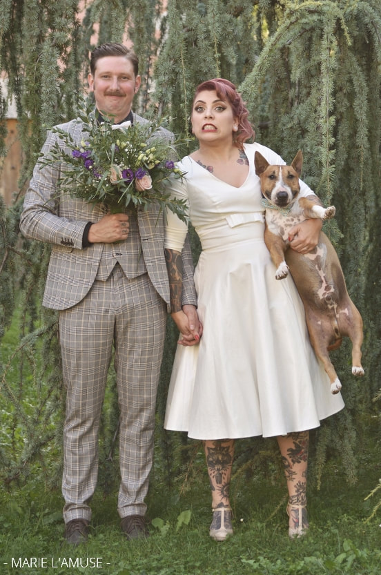 Mariage, Couple, Les époux et leur chien rient et grimacent, Marignier Haute Savoie 2019, Photographe Marie l'Amuse
