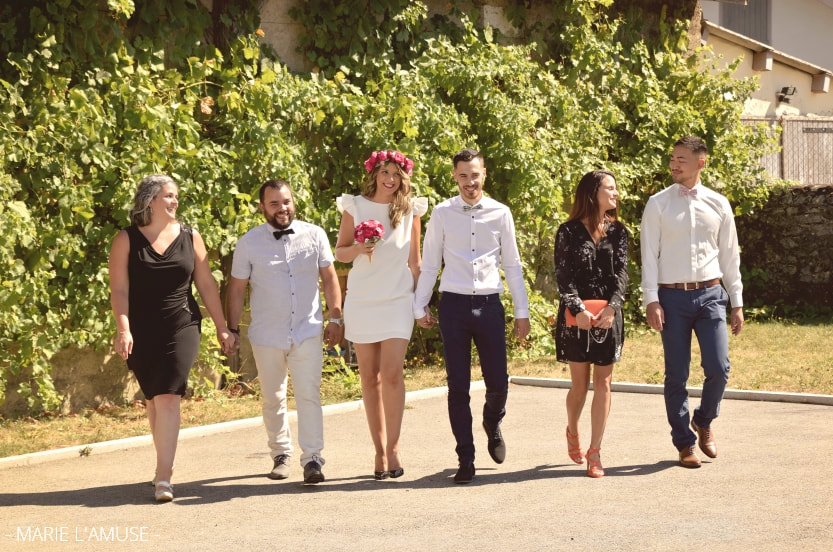 Mariage covid, Mairie, Les témoins et les mariés marchent en riant, Vulbens Haute Savoie 2020, Photographe Marie l'Amuse