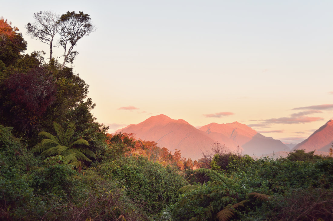 Le soleil se couche sur les montagnes du parc national Mount Aspiring