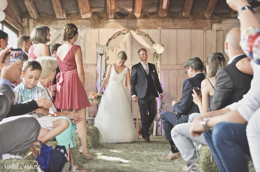 Mariage, Cérémonie, Sortie des mariés lors de la célébration laïque dans une grange à foin, Evian Haute Savoie 2018, Photographe Marie l'Amuse