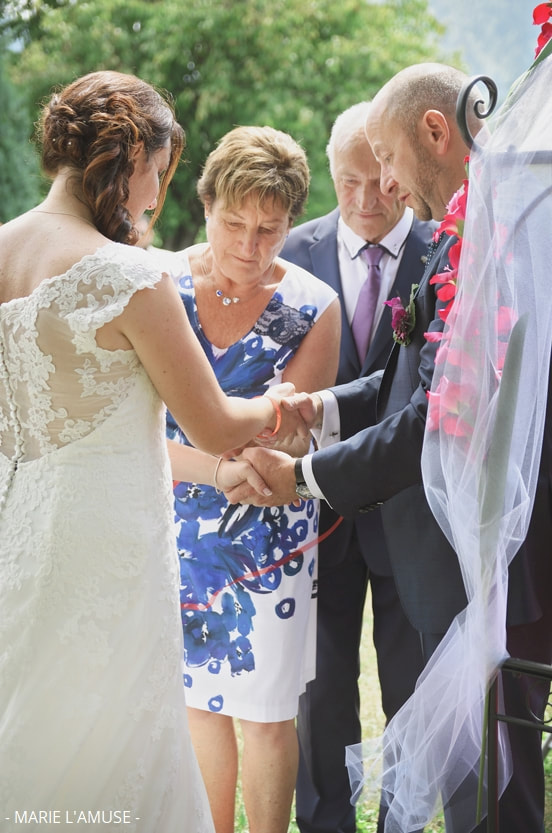 Mariage, Cérémonie, Rituel des rubans noués par les parents lors de la célébration laïque, Bellevaux Haute Savoie 2018, Photographe Marie l'Amuse