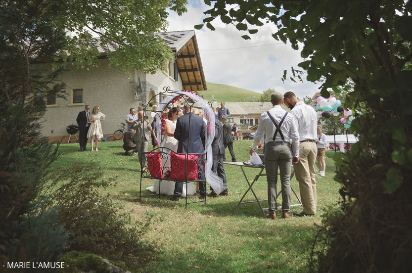 Mariage, cérémonie laïque, les mariés celèbrent leur mariage dans leur jardin, Bellevaux Haute Savoie, Photographe Marie l'AmusePhoto