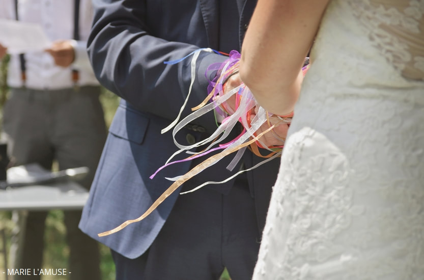 Mariage, Cérémonie, Rituel des rubans qui volent au vent lors de la célébration laïque, Bellevaux Haute Savoie 2018, Photographe Marie l'Amuse