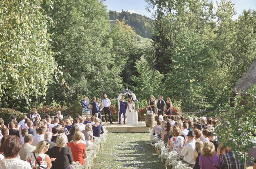 Mariage, Cérémonie, Célébration laïque dans un jardin arboré, Habère-Poche Haute Savoie 2018, Photographe Marie l'Amuse