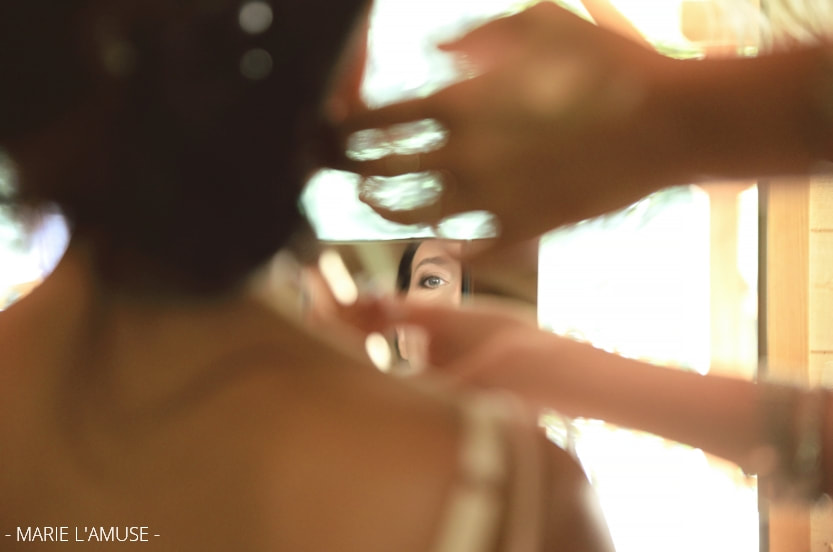 Mariage, Préparatifs, Reflet de la mariée durant le maquillage, Larringes Haute Savoie 2020, Photographe Marie l'Amuse