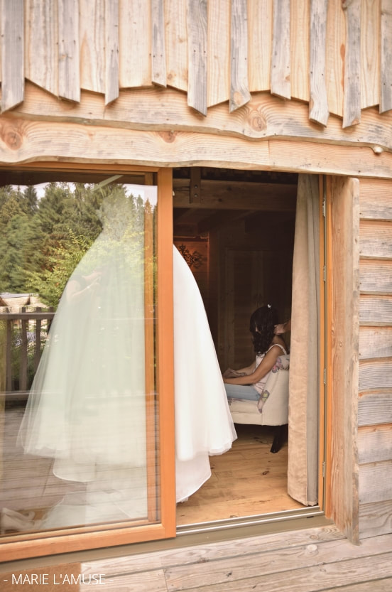 Mariage, Préparatifs, Robe de mariée accrochée à la fenêtre, Larringes Haute Savoie 2020, Photographe Marie l'Amuse
