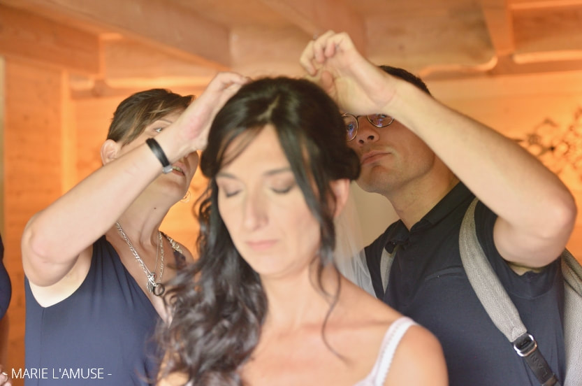 Mariage, Préparatifs, Mise en place du voile de la mariée, Larringes Haute Savoie 2020, Photographe Marie l'Amuse
