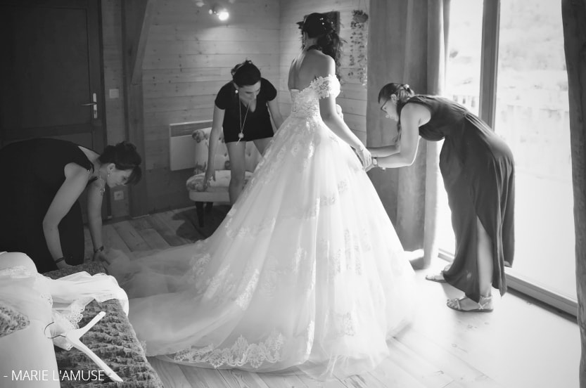 Mariage, Préparatifs, Les témoins habillent la mariée, Larringes Haute Savoie 2020, Photographe Marie l'Amuse
