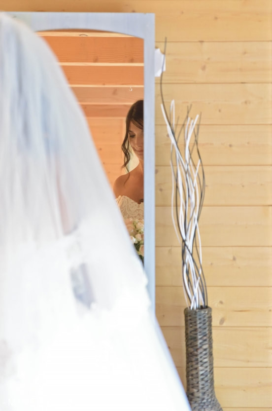 Mariage, Préparatifs, Reflet de la mariée après son habillage, Larringes Haute Savoie 2020, Photographe Marie l'Amuse