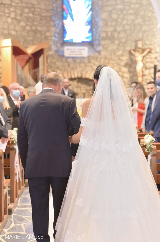 Mariage, Cérémonie, Mariée au bras de son père dans l'allée de l'église, Larringes Haute Savoie 2020, Photographe Marie l'Amuse