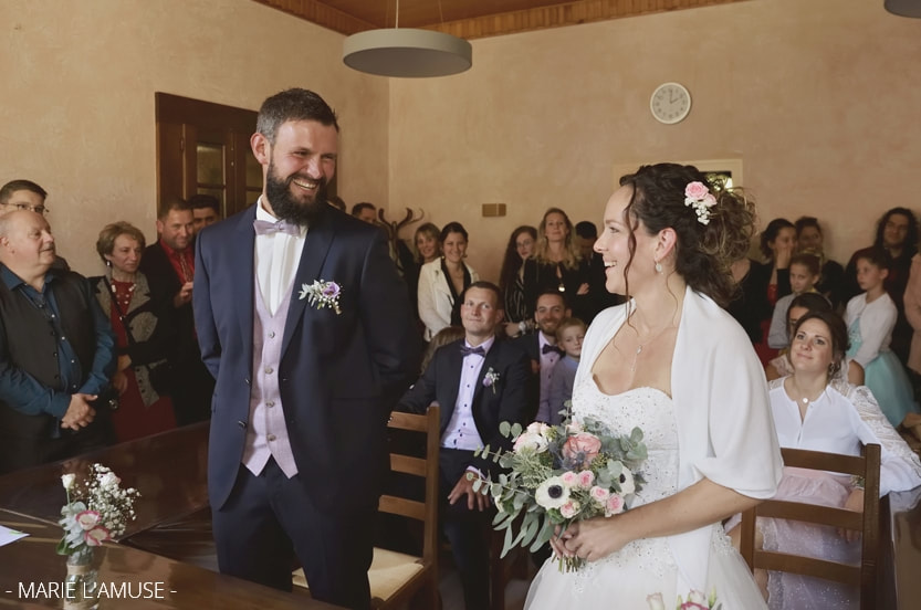 Mariage, Cérémonie, Célébration à la mairie, rires des mariés qui se regardent, Vailly Haute Savoie -2019, Photographe Marie l'Amuse
