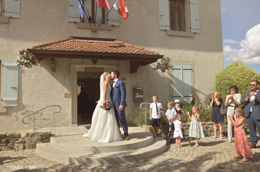 Mariage, Cérémonie, Sortie des mariés sur les marches de la mairie, Brenthonne Haute Savoie 2020, Photographe Marie l'Amuse
