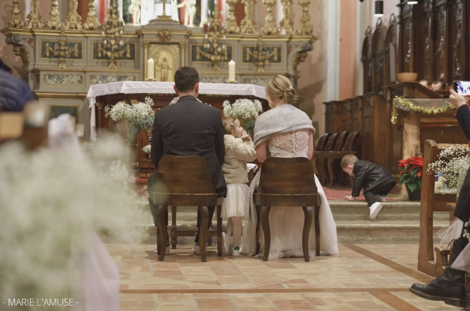 Mariage hivernal, Cérémonie, Les mariés sont assis durant la célébration religieuse, Bellevaux Haute Savoie 2019, Photographe Marie l'Amuse
