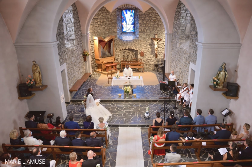 Mariage, Cérémonie, Intérieur de l'église, Larringes Haute Savoie 2020, Photographe Marie l'Amuse
