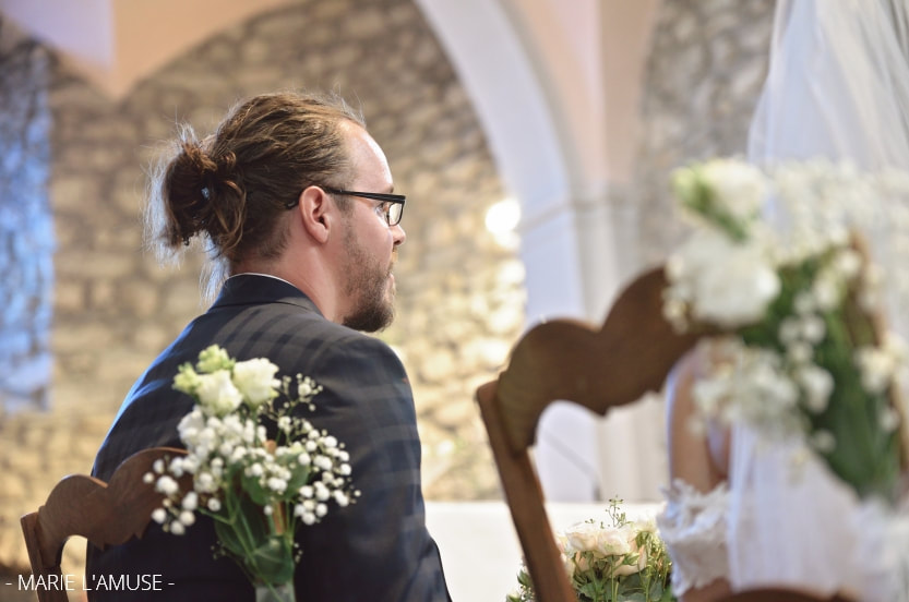Mariage, Cérémonie, Mariés assis de dos à l'église, Larringes Haute Savoie 2020, Photographe Marie l'Amuse
